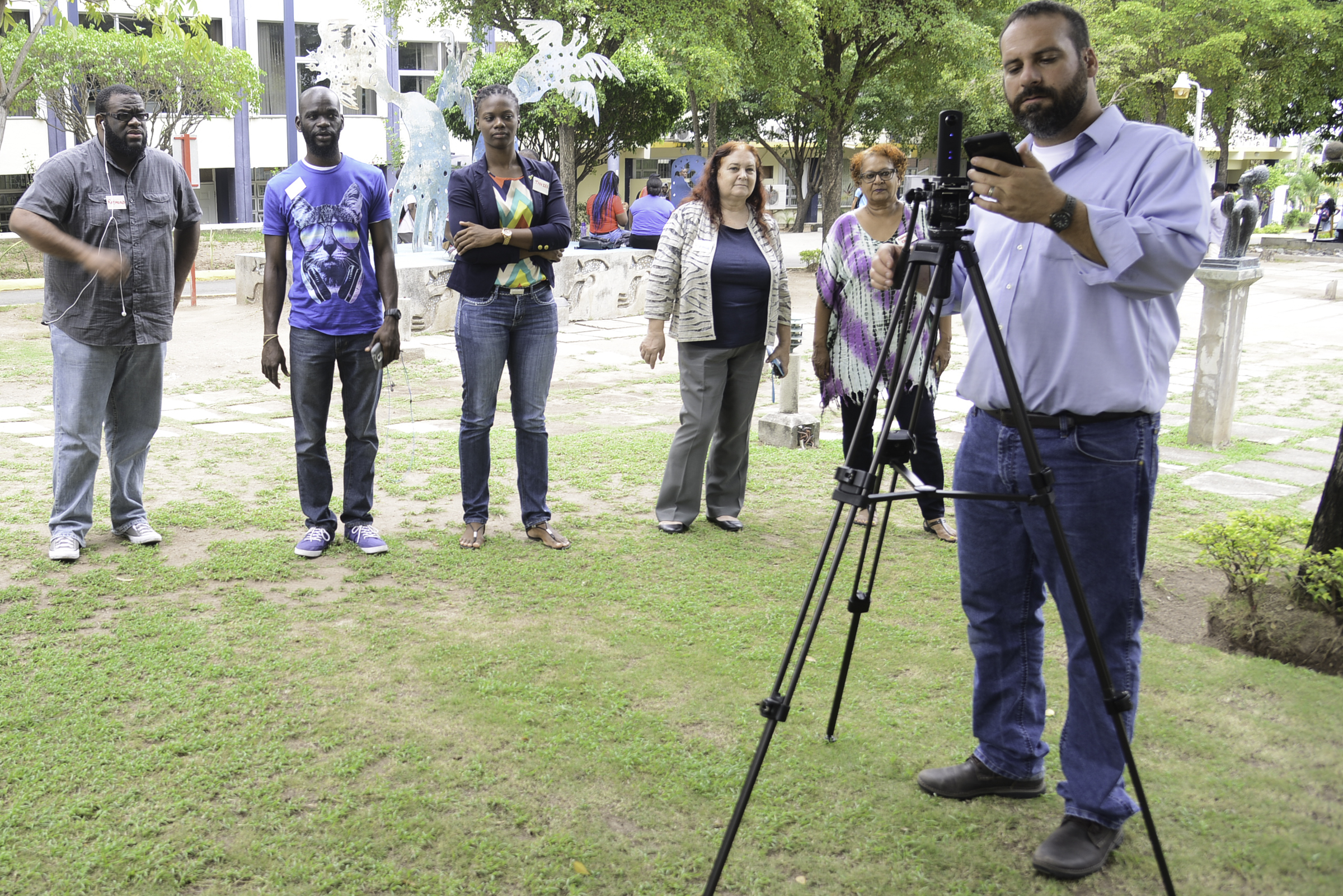Seth Gitner shows how the working of the 360 degree camera to participants of the multimedia journalism workshop organised by the United States Embassy at the University of Technology, Jamaica on September 15 2016.